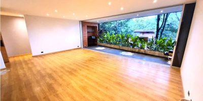 93gp07796 Arriendo hermoso apartamento en Poblado - San Lucas, area 196mtrs2, 3 alcobas todas con baño y vestier, la principal con baño y vestier, baño social, sala comedor, balcon, cocina integral abierta con red de gas, calentador de paso, zona de ropas, parqueadero doble, cuato util doble, piso madera laminada, estrato 6, piso 1.

Urbanizacion con porteria 24 horas, zonas verdes, juegos infanitiles, Bbq. Cerca a la superior y al colegio Montesori.
 
