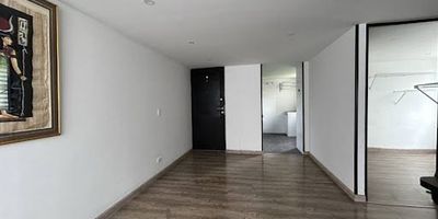 Super apartamento totalmente remodelado, excelente vista , buenos espacios y distribución de fácil acceso y facilidad de transporte   .