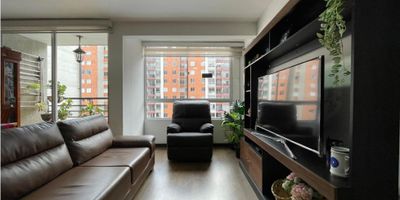 ? ¡Vendo espectacular apartamento en Conjunto San Simón – Zipaquirá! ?

Ubicado en un quinto piso, este hermoso apartamento combina comodidad, diseño moderno y una ubicación privilegiada en uno de los conjuntos más completos de la ciudad. ¡Ideal para ti y tu familia! ?‍?‍?‍?✨

? Área construida: 72.88 m²
? Área privada: 66.51 m²

?️ Características del apartamento:

?️ Cocina amplia con barra americana
?️ 3 habitaciones con closets empotrados y espaciosos
? 2 baños totalmente terminados
? Estudio ideal para trabajar o estudiar desde casa
?️ Sala-comedor acogedora e iluminada
? Balcón con vista despejada
? Parqueadero privado y cubierto
? Excelentes acabados y distribución funcional

? Zonas comunes del conjunto:

? Piscina
? Zonas infantiles
?️ Gimnasio
⚽ Cancha de fútbol
? Cancha de baloncesto
? Vigilancia privada 24/7

? Ubicación estratégica cerca de:

?️ Centros comerciales
? Instituciones educativas
? Transporte público
? Parques y zonas verdes
⚽ Zonas deportivas

? ¡Contáctanos y agenda tu visita! Este puede ser el hogar que tanto estabas buscando. 

?? 3014135110 Andrea Torres Tu asesora Comercial!
