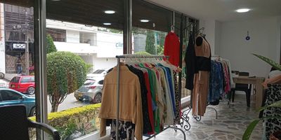 Local en arriendo cerca a restaurantes, vias principales, supermercados, rutas de transporte publico y servicios complementarios. Piso en marmol, 1 espacio, cocineta, cableado de red, techo cielo raso, divisiones en concreto, energía básica, vitrina. Edificio cuenta con porteria 12 horas, circuito cerrado de tv.Inmuebles sujetos a verificación de disponibilidad