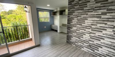 Apartamento para arriendo en el sector de Sabaneta, el apartamento se encuentra en el piso 4, en el podras disfrutar de espacios comodos, amplios y luminosos, el apartamento cuenta con 2 habitaciones, 2 banos, 2 closet, estar, balcon, sala comedor, cocina integral, zona de ropas, parqueadero y cuarto util, el apartamento se encuentra cerca a transporte publico, restaurantes, y supermercados.
