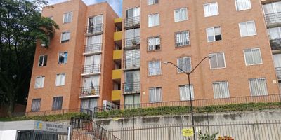 ¡Bienvenido al apartamento en Arriendo! Este acogedor hogar cuenta con 3 habitaciones perfectas para tu familia, 1 baño cocina equipada, zona de oficios y 51 metros cuadrados llenos de posibilidades. Por tan solo $1,000,000 con administracios incluida, podrás disfrutar de un espacio lleno de luz y calidez. cuenta con parquiadero comunitario.Imagina despertar cada mañana en este lugar lleno de encanto y tranquilidad. No pierdas la oportunidad de hacer de este apartamento tu nuevo hogar. ¡Contáctame hoy mismo para más información! GLADYS ARCOS - 3157684810.