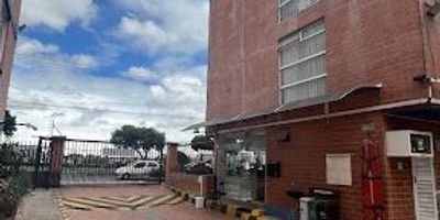 El apartamento está ubicado en el sector de Bosa Porvenir, una zona residencial del suroccidente de Bogotá que combina tranquilidad y desarrollo urbano. El sector cuenta con excelente conectividad, gracias a su cercanía a importantes vías como la Avenida Ciudad de Cali, la Avenida Villavicencio y la Autopista Sur, facilitando el acceso a distintos puntos de la ciudad. En los alrededores encontrarás una amplia oferta de comercio local, supermercados, parques, colegios, centros de salud y zonas recreativas, ideales para la vida en familia. Además, se encuentra cerca de estaciones de TransMilenio y rutas de transporte público que hacen más fácil la movilidad diaria. Es un sector que sigue creciendo, con nuevas urbanizaciones, zonas verdes y servicios, lo que lo convierte en una excelente opción tanto para vivir como para invertir.