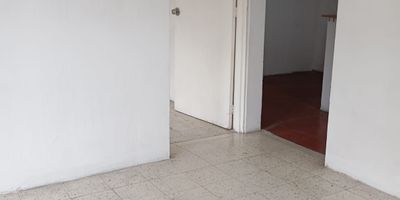 El cual puede ser para destinación comercial por un valor de $2.200.000 y para vivienda $2.100.000. Cuenta con terraza muy amplia, 3 habitaciones, cocina sencilla, red de gas, baño, sala y comedor con barra americana, piso 3, area aproximada incluyendo terraza 120mtrs2, estrato 3. Tiene muy buena iluminación natural y cuenta además con balcón por calle y carrera, ya que es esquinero.
Con respecto a la ubicación, es excelente, cerca al Hospital La María y al boulevard de la 68. Así como a instituciones educativas; guardería Cecilia Caballero de López, I.E La Dinamarca y la I.E María Montessori.