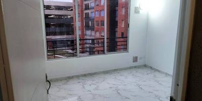 Hermoso apartamento de aproximadamente 52 m2. Cuenta con sala comedor, 3 habitaciones, cocina Sencilla, 2 baños, zona de ropas y parqueadero. El conjunto cuenta con zonas verdes, gimnasio, salón social y juegos infantiles las cuales son zonas comunes. Ubicado a 15 min del centro principal de Madrid, a 15 minutos del Centro comercial Casablanca,  y comercio cercano, posee gran facilidad de acceso a transporte público, cómodas vías de acceso como Calle 13 y Calle 80.  ¡Contáctanos! para agendar tu cita.
