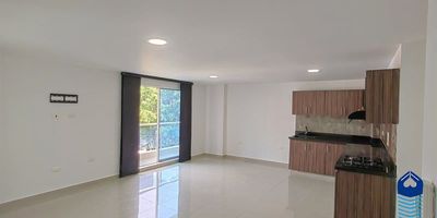 Apartamento en arriendo en Laureles, ubicado a pocos pasos de la Avenida Jardín y la Carrera 80, una zona residencial de alta demanda por su tranquilidad y fácil acceso a supermercados, cafés, gimnasios, colegios, universidades, clínicas, restaurantes y múltiples rutas de transporte público, incluyendo ciclovías y estaciones de Encicla.Este inmueble, ubicado en un sexto piso con ascensor, se caracteriza por su gran amplitud, excelente iluminación natural y privacidad, ya que es el único apartamento en ese nivel. Su distribución es ideal para quienes necesitan espacio sin sacrificar ubicación: sala comedor generosa, estar o estudio independiente, zona de ropas separada, dos balcones para disfrutar del aire libre, y cuatro habitaciones cómodas, incluyendo una alcoba principal con baño privado y jacuzzi. Además, cuenta con tres baños completos en total.El apartamento incluye citófono, parqueadero cubierto y cuarto útil, en un edificio tranquilo y bien ubicado.Una excelente opción para fam