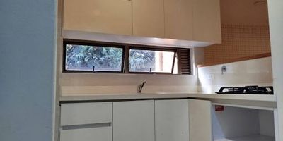 Arriendo aparta estudio, en el Poblado 1 habitación, 2 baños, balcón, sala comedor, cuenta con parqueadero y cuarto útil, excelente zona para vivir en tranquilidad o comodidad, excelentes rutas de transporte, y vías de acceso,