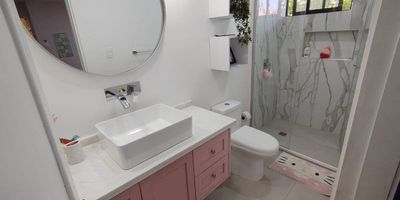 Vive en un acogedor conjunto residencial con portería 24 horas, ideal para familias que buscan tranquilidad y seguridad; esta casa de dos niveles cuenta con tres habitaciones —la principal con espacio para vestier y demás para compartir—, un estudio perfecto para teletrabajar o como sala de lectura, sala y comedor integrados en un concepto abierto, cocina integral moderna, zona de labores independiente, cuarto y baño de servicio, además de un baño social. El espacio se amplía al exterior con un patio amplio, ideal para que los niños jueguen y para reuniones al aire libre, mientras el conjunto ofrece piscina para adultos y niños y un parque infantil bien dotado. Esta vivienda combina confort, funcionalidad y espacios pensados para disfrutar en familia; si quieres más información o agendar una visita, estaré encantado de atenderte.