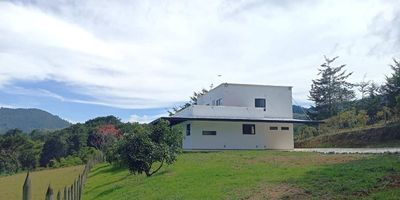 Hermosa Finca para estrenar disponible para arriendo en Rionegro, cuenta con un área total de 500m2 y construidos 245m2, 4 alcobas, 3 baños, 1 closet, 2 vestier, cocina integral, sala comedor, terraza , zonas verdes, hall, zona de ropas, parqueadero, balcón, ante-jardín, baño social y espacio para estudio- biblioteca. Excelente ubicación, zona tranquila y de fácil acceso.