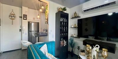 ¡Oportunidad única de vivir en Ciudad Guabinas sin preocuparte por nada! Este espectacular apartamento en el piso 9, con una vista despejada y ventilación ideal, se vende totalmente amoblado: incluye aire acondicionado, camas, televisores, closets, muebles modernos, ventiladores de techo, nevera y lavadora. Solo necesitas traer tu ropa y empezar a disfrutar.

Ubicado en uno de los sectores con mayor crecimiento cerca de Cali, Ciudad Guabinas te ofrece la tranquilidad de un entorno rodeado de zonas verdes, parques, ciclovías, tiendas como D1, y restaurantes, todo a solo 10 minutos del norte de la ciudad. Este apartamento no solo es ideal para vivir, sino también como inversión lista para arrendar. ¡No dejes pasar esta oportunidad de llegar con las maletas y sentirte en casa desde el primer día! Contáctanos y agenda tu visita.