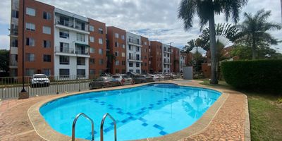 ¡Venta de apartamento en excelente ubicación – Valle del Lili!,
Ubicado en una de las zonas más valoradas del sur de Cali, este apartamento ofrece comodidad, distribución funcional y acceso a múltiples zonas comunes ideales para la familia o Inversión.

Características del inmueble:
Área construida: 60 m²,
3 habitaciones, todas con clóset,
2 baños completos,
Balcón en la habitación principal, con excelente iluminación,
Cocina con excelentes acabados, con mesón en granito,
Zona de oficios independiente y amplia,
Ubicado en un 4to piso sin ascensor,
No le da el sol en la tarde, tiene vista a la calle.
Áreas comunes del conjunto:
Parqueadero comunitario,
Piscina,
Salón social,
Zona de juegos infantiles,
Año de construcción: 2008 (17 años de antigüedad),
Valor administración: $299.600,
Perfecto para quienes buscan vivir en un sector tranquilo, con fácil acceso a vías principales, centros comerciales, clínicas y colegios.
Valle del Lili – Sur de Cali - Colombia