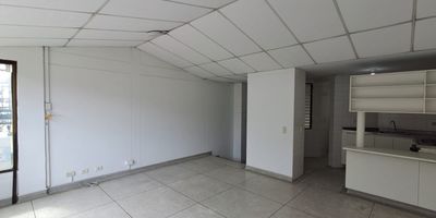 Se arrienda excelente oficina de 80m ubicada en el estrategico sector de Maraya, en la ciudad de Pereira. Espacio amplio, iluminado y funcional, ideal para empresas, consultorios o profesionales independientes que buscan comodidad y buena ubicacion. Cuenta con 2 banos y facil acceso a transporte publico, comercios y zonas residenciales. Contactanos y agenda tu visita hoy mismo.