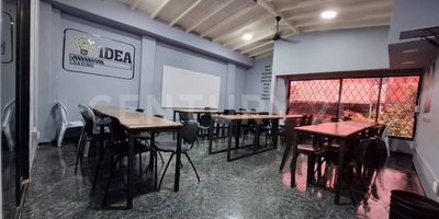 ¿Buscas un espacio amplio, funcional y completamente equipado para tu equipo? Esta oficina amoblada en renta, ubicada en el barrio Nuevo Apartadó, es la solución perfecta para quienes valoran la comodidad y la eficiencia.
Con un área total de 54,29 m², se compone de dos oficinas contiguas que se ofrecen juntas:
	Una oficina de 21 m² equipada con 7 puestos de trabajo, aire acondicionado, ventilador, tablero, cocineta, dispensador de agua y baño amplio.
	Una oficina de 33,29 m² con 19 puestos de trabajo, aire acondicionado, ventilador y tablero.
El espacio cuenta con excelente iluminación natural, acceso a áreas sociales y se encuentra en un entorno tranquilo y privado, ideal para fomentar la concentración y la productividad.
Perfecta para equipos de trabajo, empresas o profesionales que buscan un espacio flexible, amoblado y listo para usar.
¡No dejes pasar esta oportunidad y agenda tu visita hoy mismo!