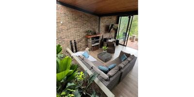 VENTA CASA - GUATAPE

Área total 2500 mts2 Área construida 140 mts2

Cuenta con 2 alcobas, 2 baños, sala comedor, cocina integral abierta, vista a la piedra y a la represa, Muelle privado, jacuzzi 
2 parqueaderos.

En conjunto cerrado con 13 casas

INMOBILIARIA J URIBE
