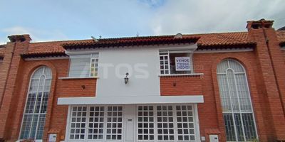 Atos Inmobiliaria vende casa de tres pisos ubicada en el norte de Tunja, en un sector residencial de alta valorización, tranquilo y con excelente acceso a colegios como Los Ángeles, transporte, supermercados y servicios de salud. En el primer piso cuenta con parqueadero, cocina integral, patio de ropas, habitación auxiliar, sala, comedor y baño social; en el segundo nivel dispone de tres habitaciones, dos baños y un estudio ideal para el teletrabajo o estudio en casa; y en el tercer nivel ofrece una habitación adicional con maletero. Además, la propiedad cuenta con tanque subterráneo de agua que garantiza autonomía y comodidad. ¡No dejes pasar esta oportunidad! Contáctanos y agenda tu cita hoy mismo.