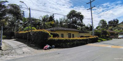 Se renta Y/O se vende finca en zona campestre de la vereda Chachafruto del municipio de Rionegro, que consta de: 5 habitaciones, 3 banos, cocina, 5 closet, sala comedor, arboles frutales.acueducto,casa principal,casa mayordomo.via pavimentada,zona recidencial,zona campestre.