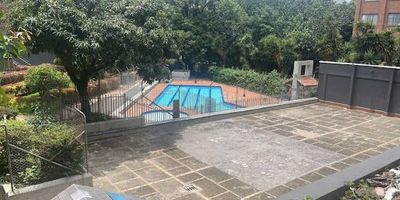 Apartamento en venta en Envigado sector Villa Grande, ubicado en unidad cerrada con portería y vigilancia 24-7. Cerca a la frontera, Centro Comercial Sao Pablo, Av. Poblado, Rutas de transporte, Calle de la buena mesa, Estación de gasolina, Colegios, Iglesia y Teatro. Es primer piso de 117 m2, distribuidos en 4 alcobas con closet, 3 baños, sala comedor, cocina integral, zona de ropas, balcón, parqueadero cubierto privado y cuarto útil. La unidad cuenta con piscina, juegos para niños, zonas verdes y senderos. Ideal para disfrutar con tu familia, amigos y mascotas con una ubicación inmejorable, con todo lo que necesitas a la mano. 950-3642