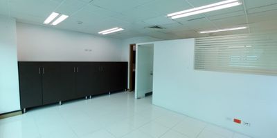 Oficina en el Poblado, cuenta con aire acondicionado, espacio abierto, un parqueadero. sobre la Av. Poblado.
