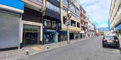 Codigo interno 13766 ubicada en el Centro de la   Cuidad. Oficina en venta, ubicación privilegiada, sector comercial y de desarrollo potencial en la ciudad, cómodas vías de acceso. El inmueble se encuentra distribuido así: Espacio abierto, un baño, deposito iluminación y ventilación natural. El edificio cuenta vigilancia, ascensor. El valor de la administración es $280.000. ¡es una oportunidad única para aquellos que buscan un lugar para desarrollar su negocio!.