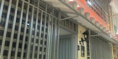 Se vende excelente casa en Santa Ana de 2 niveles con un área de 90 m², ubicada en uno de los sectores más tranquilos, seguros y con fácil acceso. La propiedad cuenta con amplios y cómodos espacios, ideal para familias que buscan confort y buena ubicación.

Consta de sala comedor iluminada, cocina semi integral, 2 acogedoras alcobas, 2 baños y parqueadero. La casa se encuentra en muy buen estado de conservación, lista para habitar. Además, está ubicada cerca de vías principales, transporte público y zonas de comercio.