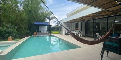 ¡Vive el lujo y la naturaleza en Cerritos, Pereira!

Esta espectacular casa campestre de 420 m² construidos sobre un lote de 2000 m² te ofrece un entorno único, rodeado de frescura y vistas impresionantes. Con 3 habitaciones, cada una con baño, más habitación de servicio, estudio, doble comedor, doble sala, sala de TV, fogón, sauna, jacuzzi, piscina, gimnasio y una amplia zona verde. Ubicada en un exclusivo conjunto cerrado con vigilancia privada. ¡El paraíso está más cerca de lo que imaginas! 

Contáctanos y haz realidad tu sueño.
