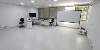 Local comercial ubicado en zona estratégica, donde podrás desarrollar tus actividades con mas facilidad y eficiencia, amplios espacios, facilidad de acceso a transporte publico.