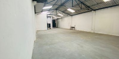 Bodega en lote de 240m2,  10x24 frente x fondo,  espacio libre de bodegaje 115m2 ;    289m2 construidos,  segundo piso de oficinas con baño y cocineta,  primer piso, espacio libre de bodegaje 104m2  y local comercial con oficina y 1 baño,  energía 20KVA,  piso de hormigón reforzado,  paredes de bloque con hormigón , altura techo 5,32m.