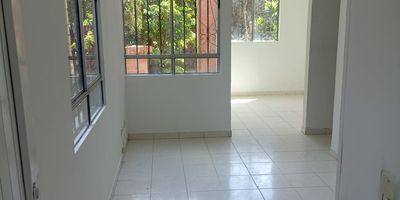VENTA DE APARTAMENTO PRIMER PISO, BARRIO CALDAS, QUE CONSTA DE: SALA COMEDOR, COCINA, 2 HABITACIONES, ESTUDIO, Y UN BAÑO, CON PARQUEADERO PROPIO. CERCA A SUPERMERCADOS, FACIL ACCESO A TRANSPORTE PUBLICO.