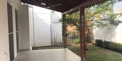 Vendo Casa campestre una planta, Bosques del Castillo Jamundí Colombia,  tres habitaciones , vestier en habitación principal, un estudio, dos baños con ducha, baño social,  cocina integral abierta tipo americano, zona de ropas, sala-comedor, blackouts, parqueaderos para tres vehículos, amplio jardín posterior y anterior; el condominio cuenta con piscina para adulto y niños, jacuzzi, turco, salón social y amplias zonas verdes, además de vigilancia permanente. Sector de alta valorización