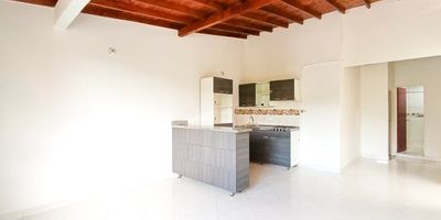 Descubre este agradable y cómodo apartamento en el sector de Barrio Cristóbal, Medellín. Con un área aproximada de 70 m², este inmueble cuenta con 3 alcobas y 2 baños, ofreciendo un espacio ideal. Disfruta de un amplio salón comedor, una moderna cocina integral, dos closets y un práctico patio. Sus pisos en cerámica añaden un toque de calidez y facilitan el mantenimiento. Ubicado en estrato 3.