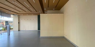 Local en arriendo en centro comercial, cuenta con una ubicación muy estratégica en vía principal, cerca a estación del metro, rutas de transporte público y conexión a multiples servicios complementarios del sector, entorno altamente comercial. Cuenta con piso en céramica, 1 espacio, cableado de red, techo en cielo raso, aire acondicionado central, energía monofásica y vitrina. La unidad cuenta con ascensor, auditorio, planta electica, bahía de parqueo, baños comunales, parking visitantes con costo, vigilancia 24 horas y citofonia. inmubles sujetos a verificacion de disponibilidad
