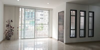 Apartamento exterior en arriendo con una ubicación estratégica, muy central, con fácil acceso y salida a vías principales, rutas de transporte público, conexión a gran variedad de servicios complementarios del sector. Piso en porcelanato, puerta de seguridad, sala  comedor, 3 alcobas, closet, 3 baños, cocina integral abierta tipo americano, zona de ropas, balcon, terraza, patio, parqueadero independiente cubierto. Cuenta con citofono, y alarma. Inmuebles sujetos a verificación de disponibilidad