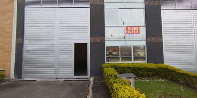 Se arrienda bodega en Rionegro, se arrienda Bodega de 620 m Cerca del Aeropuerto Jose Maria Cordova, Ubicada en un conjunto cerrado industrial de alta seguridad y excelente ubicacion estrategica, esta bodega ofrece una superficie total de 620 m, ideal para logistica, almacenamiento o procesos ligeros de produccion. Esta propiedad es perfecta para empresas que buscan eficiencia logistica, seguridad y cercania con uno de los principales centros aeroportuarios del pais.  Ubicacion privilegiada A pocos minutos del Aeropuerto Jose Maria Cordova, con facil acceso a vias principales hacia Medellin, Llano grande y el Oriente antioqueno. Area total 620 metros cuadrados construidos. con
Oficinas Area administrativa independiente dentro de la bodega, con espacio para salas de reunion, puestos de trabajo y bano privado. Acceso vehicular Puerta camion y area de maniobras para carga y descarga, mas informacion comunicate con nosotros con gusto le atenderemos.