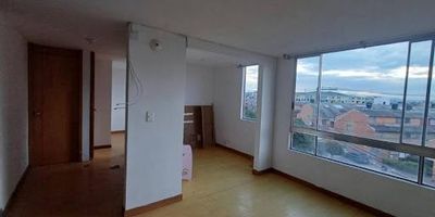 Lindo apartamento de aproximadamente 48 m2. Cuenta con sala comedor, dos habitaciones con su respectivo closet, cocina semi integral, 2 baños con divisiones de vidrio, zona de ropas y parqueadero comunal. Pueden hacer uso de zonas verdes, salón social y juegos infantiles. Ubicado cerca al centro Comercial Ecoplaza de Mosquera, Mercado Zapatoca a 20 minutos del parque principal de Mosquera y sector comercial, posee gran facilidad de acceso a transporte público municipal e intermunicipal, cómodas vías de acceso como Calle 13 y Calle 80.