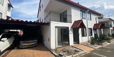 Vendo hermosa y amplia casa ubicada en un exclusivo y tranquilo conjunto residencial. Ideal para quienes buscan comodidad, espacios generosos y calidad de vida en un entorno seguro y rodeado de naturaleza.

La propiedad se distribuye en dos niveles más altillo, e incluye: sala-comedor, cocina integral, patio interior, cuatro habitaciones, tres baños completos y uno de servicio, sala de televisión, estudio, un acogedor balcón y dos garajes cubiertos en línea.

El conjunto residencial ofrece una zona social completa, con piscina, cancha de baloncesto, gimnasio equipado y salón para eventos, perfectos para disfrutar en familia o con amigos.

Ubicada estratégicamente, cerca de Alkosto, Pricesmart, Homecenter, el Parque Metropolitano del Café, la Universidad Católica de Pereira, la CARDER y el Comando de Policía Metropolitana de Pereira. Excelente conectividad y acceso a servicios.