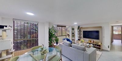 Amplio y cómodo apartamento para venta en Bello, sector Aralias, con un área de 73 m2 aproximados, ubicado en el tercer piso con acceso por ascensor. Su distribución funcional incluye 3 habitaciones, 2 baños, sala comedor, cocina integral y zona de lavandería, con piso cerámico en habitaciones, zona social, cocina y baños, lo que aporta practicidad y frescura a cada espacio. El conjunto residencial ofrece excelentes zonas comunes para disfrutar en familia, como piscina, salón social, gimnasio y vigilancia privada las 24 horas. Se encuentra cerca del centro comercial Fabricato, almacenes de cadena como El Progreso y La 2000, el colegio Mano Amiga y paraderos de transporte público.