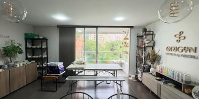 COD 7438
Apartamento en Envigado Cumbres, consta de 75 metros, 2 alcobas, 2 baños, 1 closet, 1 Vestier, cocina integral, sala comedor, zona de ropas, balcón, parqueadero cubierto, cuarto útil, portería, ascensor, zonas comunes (Gimnasio, piscinas, salón social, sauna, turco, juegos infantiles, parqueadero visitantes).