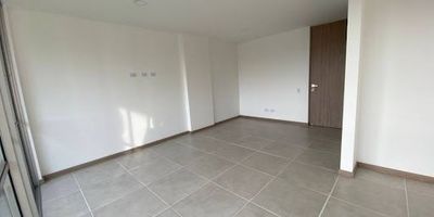 Apartamento para arrendamiento de 60 mts en la ceja , cuenta con 2 habitaciones, principal dotada de baño y Vestier, auxiliares dotadas de closet, sala-comedor, cocina integral, zona de ropas, balcón con vista panorámica, parqueadero y cuarto útil, cuenta con una excelente ubicación en un sector muy central y al mismo tiempo campestre de el municipio de la ceja Antioquia  