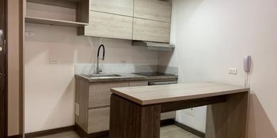 Descubre este encantador apartaestudio para Venta ubicado en Park way. Con 35 metros cuadrados, esta propiedad ofrece un ambiente acogedor y funcional. La distribución inteligente de sus espacios permite disfrutar de una habitación amplia, un baño completo y un parqueadero privado. Su diseño moderno y elegante crea un ambiente perfecto para aquellos que buscan comodidad y estilo. Además, su ubicación estratégica brinda fácil acceso a servicios, comercios y transporte público. ¡No pierdas la oportunidad de hacer de este lugar tu nuevo hogar!