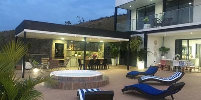 Imagina despertar cada mañana con una vista panorámica al lago Calima, en una casa que combina diseño moderno y confort en cada rincón. Esta joya de 880 m² construidos, ubicada en un exclusivo condominio con marina propia y acceso directo al lago, te ofrece 5 habitaciones con baño privado, un apartamento independiente, jacuzzi para 8 personas y un turco para 15, ideal para relajarte y compartir momentos inolvidables. 

Su terraza y zona BBQ invitan a celebrar con familia y amigos, mientras disfrutas del aire puro y la tranquilidad del entorno. Además, cuenta con cuarto de cava y de oración, para que cada detalle se adapte a tu estilo de vida. Cuatro parqueaderos y servicios completos hacen esta propiedad única. 

Se vende a puerta cerrada por $3.600.000.000, incluyendo todo el contenido de la casa. No pierdas la oportunidad de vivir donde otros solo sueñan. Contáctanos hoy mismo y agenda tu visita para conocer esta casa que lo tiene todo. ¡Tu nuevo hogar te espera en Calima!