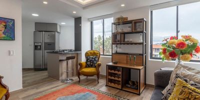 Ofrecemos gran oportunidad aparta estudio AMOBLADO con SERVICIOS INCLUIDOS,  arriendo en Usaquén, Bogotá, completamente amoblado y listo para que te mudes de inmediato. Está ubicado en el octavo piso, con una vista exterior que llena de luz y energía todos sus espacios. La cocina abierta, con barra estilo americano y estufa a gas, es ideal para disfrutar de momentos culinarios. Además, cuenta con un área de lavandería.

Dentro del edificio encontrarás seguridad 24 horas para tu tranquilidad, parqueaderos de visitantes y sala de reuniones para tus necesidades profesionales o personales. Si buscas relajarte al aire libre, disfruta de la zona BBQ y los jardines comunales. El apartamento incluye un parqueadero cubierto, perfecto para proteger tu vehículo.

No pierdas esta oportunidad de vivir en uno de los sectores más deseados de Bogotá. ¡Pide tu visita ya!