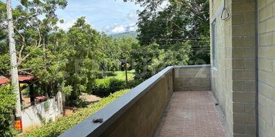 "Despierta cada mañana en tu propio paraíso de tranquilidad y exclusividad. Este excepcional apartamento en Santafé de Antioquia, ubicado en una unidad cerrada, es mucho más que una propiedad: es una inversión inteligente en tu bienestar y en un futuro prometedor.

Santafé de Antioquia te ofrece una ubicación estratégica inigualable. Como destino turístico en constante crecimiento, garantiza una valorización excepcional gracias a proyectos de infraestructura clave como el Túnel del Toyo y el Puerto de Urabá. Aquí, disfrutarás de la combinación perfecta entre la serenidad de la naturaleza y la conveniente cercanía a Medellín.

Sumérgete en una experiencia de resort sin salir de casa. La unidad cuenta con dos piscinas espectaculares, una para adultos y otra para niños, un solárium perfecto para relajarse, una zona de BBQ ideal para encuentros sociales y un parque infantil para la diversión de los más pequeños. Vive el lujo y la comodidad de un resort en tu propio hogar.

Este apartamento está listo para que lo disfrutes desde el primer día. Dispone de 3 amplias habitaciones, 2 baños modernos, un balcón con vistas encantadoras y una cocina integral completamente equipada. Para tu comodidad, incluye parqueadero privado y parqueadero para visitantes. La portería y seguridad 24/7 te brindan total tranquilidad, mientras que el aire acondicionado asegura tu confort en cualquier época del año.

Esta es una inversión inteligente con alta valorización gara"