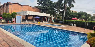 Vendo Casa de 3 niveles área construida 80.02m2. barrio Valle de Lili,  con parqueaderos propio en plataforma.
 Distribuidos así:
Primer nivel: Sala comedor amplia, Cocina integral, bodega, zona de oficios, Baño social, patio exterior que se puede disfrutar como si fuera parte de la casa.
 Segundo nivel:  dos habitaciones con closet, estudio y baño de alcobas.
 Tercer nivel : 2 habitación la  principal  con baño y 3 clóset y la otra sin closet
La Unidad cuenta con piscina para adultos y niños, salón social, zona infantil , cancha múltiple, zonas verdes, parqueadero para visitantes, circuito cerrado de seguridad 24/7
Excelente ubicación, cerca a centro comerciales como el Éxito, Jardín Plaza, clínica Valle de Lili e iglesia Juan Pablo ll entre otros.