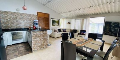 Finca en venta en Pacho, Cundinamarca. Un lugar lleno de encanto natural y tranquilidad, ideal para quienes buscan desconectarse del ritmo de la ciudad y disfrutar de un entorno rodeado de naturaleza. Esta hermosa propiedad ofrece amplios jardines cuidadosamente diseñados, perfectos para descansar, caminar o compartir en familia. La casa principal cuenta con tres habitaciones confortables, tres baños completos, sala, comedor y una cocina abierta que se integra perfectamente al área social. Todos los espacios están pensados para aprovechar al máximo la luz natural, lo que brinda una atmósfera cálida y acogedora durante todo el día. El área exterior es uno de sus mayores atractivos: jardines amplios, zonas verdes para el esparcimiento y un espacio BBQ ideal para reuniones, celebraciones o simplemente disfrutar de una tarde al aire libre. Es una propiedad que combina perfectamente el confort con la vida campestre. Ubicada en una zona tranquila y de fácil acceso, esta finca es perfecta tanto para vivienda permanente como para casa de descanso o inversión turística. Un lugar donde la naturaleza, la comodidad y el buen gusto se encuentran