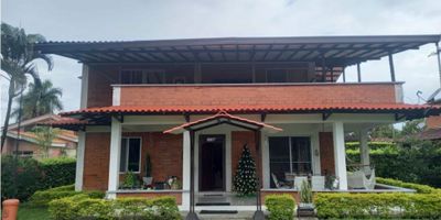 Es tu oportunidad de vivir en el campo en uno de los mejores condominios de Viterbo, rodeado de naturaleza, aire puro, lugar  tranquilo, con seguridad, camaras de vigilancia, puerta automatica,cancha de tenis, basquet, minifutbol, piscina, Jacuzzi, bbq. 

Casa de dos niveles, cuenta con 600 metros de lote, casa de 330mts construidos, 6 habitaciones, cada una con baño, baño social, sala comedor amplia, exterior e interior, cocina equipada, zona de asados, zona de lavanderia.

Agenda tu cita
