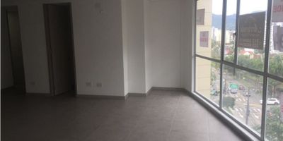 Ubixa Inmobiliaria vende oficina en Pereira, sector Alamos, bonita, moderna, excelente iluminacion y vista. La oficina es para estrenar, en centro de negocios que cuenta con parqueaderos de visitantes, doble ascensor, vigilancia, recepcion, terraza, salas de confort en cada piso con baños. La oficina cuenta con baño privado, cocineta, parqueadero privado y cubierto. 

Espacio ideal para su empresa. Precio negociable
