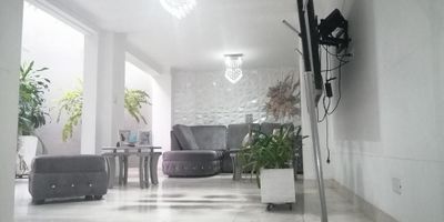 BONITA CASA EN CONDOMINIO, Viva en uno de los mejores sectores al sur de la ciudad de Cali, rodeado de muchos parques y en un Condominio de sólo 16 casas, con un diseño único.: Consta de Sala, patio ornamental interior, baño social, comedor, cocina, zona de oficios, estudio, habitación de huéspedes con baño, 3 habitaciones ( la principal con baño) y baño de habitaciones. Depósito grande, Parqueaderos paralelos para 2 vehículos en sótano, con acceso directo desde la casa. Zonas comunes: Piscina, kiosco. Vigilancia privada las 24 horas. Cerca de Centros Comerciales, Universidades, Parques. Buenas vías de acceso.Cerca a servicio de transporte público.