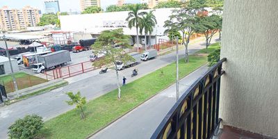 Importante Apartamento en Valle del Lili a media cuadra de la Avenida Simón bolivar Conjunto Benevento 5to piso sin ascensor consta de 3 habitaciones con closets, 2 baños, sala comedor, estudio, balcón, parqueadero propio descubierto, la unidad cuenta con piscina para adultos y niños, salón social, zona de juegos infantiles, seguridad privada. Administración incluida en el valor del canon.