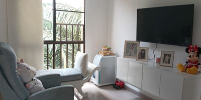 Venta apartamento penthouse 87m2 doble parqueadero en sótano ,cuenta con 3 habitaciones principal con closet baño aire acondicionado ,baño de alcobas sala comedor cocina integral extractor ,horno zona de oficios ,calentador y cuarto de servicio con closet y baño   , calentador baño social amplio iluminado ,el condominio cuenta con piscina adultos niños ,sauna ,gimnasio,salón social zona BBQ,zona infantil ,cerca de supermercados clínicas ,universidades ,colegios fácil vías de acceso ,sector residencial .