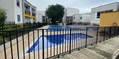 CIUDAD. Cali   ACCIÓN.  Venta   PROPIEDAD. Apartamento 5° Piso sin ascensor .  ÁREA 63 M2  UBICACION.  Unidad Residencial  Ventura 1  ADMINISTRACIÓN $211.000  DETALLES  Tiene  Sala Comedor. Cocina Integral.  Zona de ropas. Doss habitaciones  Dos baños.  Vista Exterior.  Parqueadero Comunitario  La Zona Social tiene:  Piscina.  Salón Social. Zona de Niños.  Zona Verde.  Parqueadero de Visitantes.  Portería con Vigilancia Privada 24 horas.
CÓDIGO:C4912052TVP5A501E4A7
PRECIO DE VENTA: $195´000.000